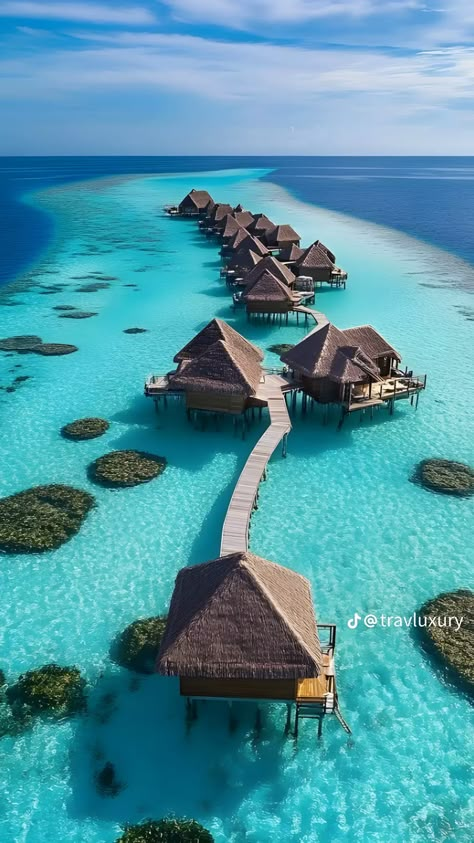 Vacation In Maldives, Maldives House On Water, Most Beautiful Travel Destinations, Overwater Bungalows Maldives, Dream Vacation Destinations, Island Nature Aesthetic, Dream Destinations Aesthetic, Cool Travel Places, Maldives Vision Board