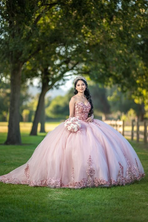 Quince photoshoot Quince Picture Ideas, Quinceañera Photoshoot Ideas, Ball Gown Sweet 16, Quince Photoshoot Ideas, Quince Pictures, Quinceanera Pictures, Quinceanera Photoshoot, Sweet 16 Dress, Quinceñera Dresses