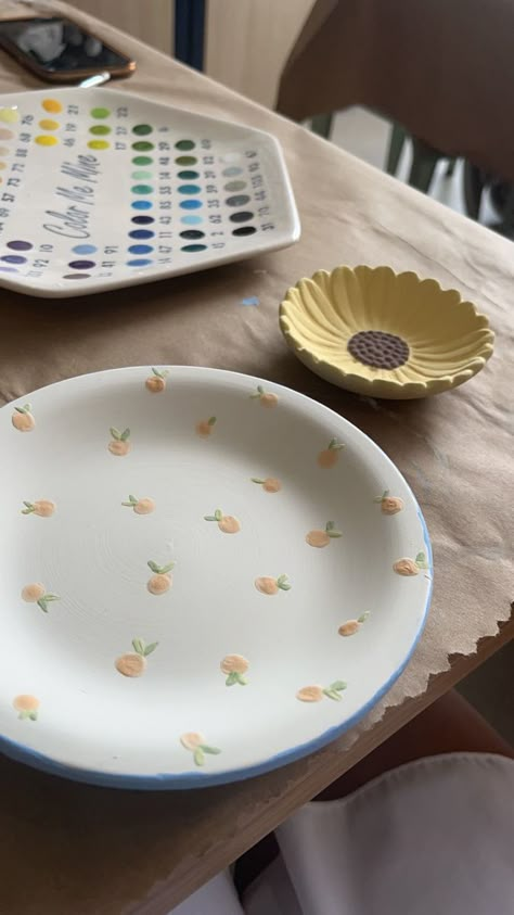 Paint A Pot Plate Ideas, Keramik Painting Plate, Blue Painted Pottery, Minimalist Pottery Painting, Fruit Painted Pottery, Pottery Painting Ideas Easy Ceramic Plates, Self Hardening Clay Ideas, Bowl Pottery Painting Ideas, Small Pottery Ideas