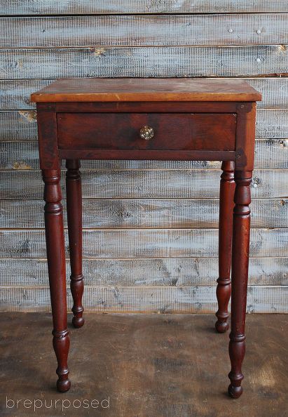 Learn how Bre made this old little table modern using only paint and fabric. Painting Wood Furniture White, Green Accent Table, Chalk Paint Table, Painted Side Table, Painting On Glass Windows, Diy Wood Floors, Chalk Paint Recipe, Painted Wood Floors, Blue Chalk Paint