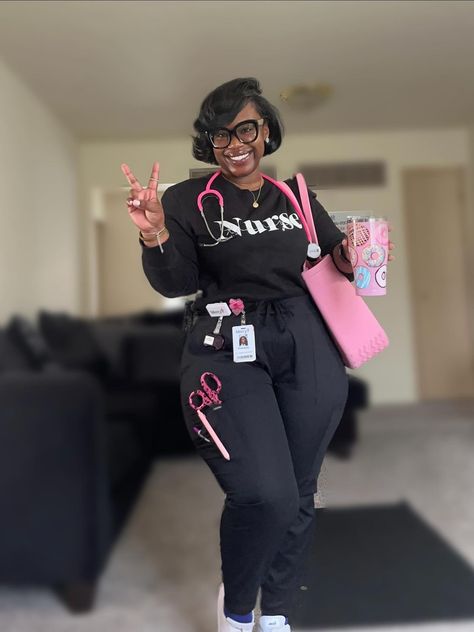 Scrubs Aesthetic Black Women, Baddie Scrubs Outfit, School Nurse Outfits, Black Scrubs Outfit, Cna Black Women, Black Nurses Goals, Black Nurse Aesthetic, Nursing Scrubs Outfits, Nurse Bae