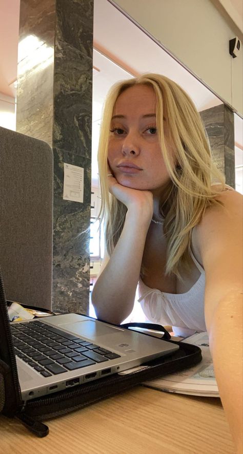 Study Selfie Ideas, Office Selfie Ideas, Library Selfie, Study Selfie, Professional Selfies, Office Selfie, Work Selfie, Fall Moodboard, Daily Picture