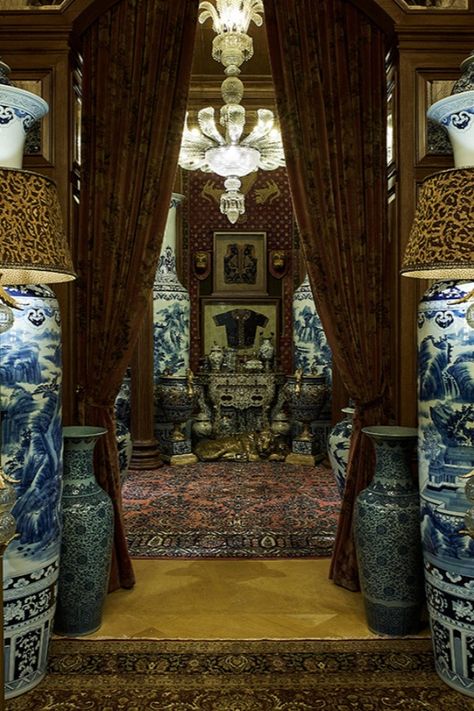 Chinese Decor, Prayer Room, Jewellery Store, Old Paintings, Chinoiserie, 18th Century, Antique Bronze, Chandeliers, Interior Architecture