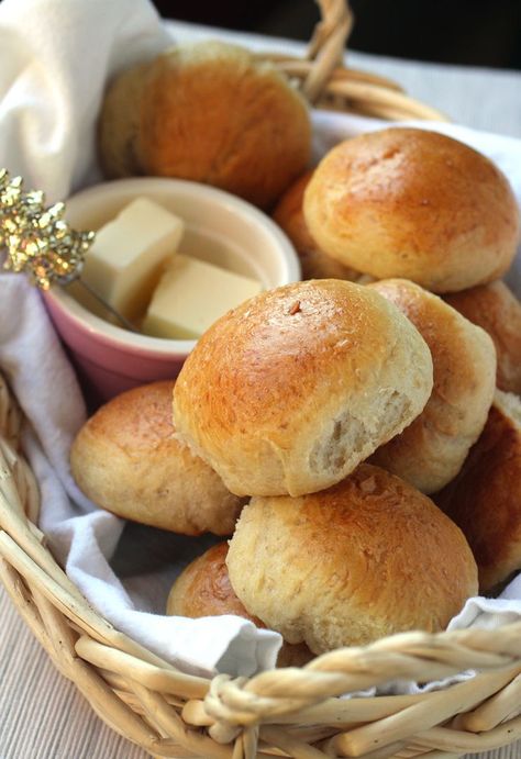 A touch of honey plus oatmeal porridge makes these rolls exceptionally flavorful. (recipe) Honey Oat Dinner Rolls, Oat Buns Recipe, Oat Flour Buns, Oat Flour Rolls, Oat Rolls, Gluten Free Yeast Rolls, Honey Food, Fast Bread, Oatmeal Flour