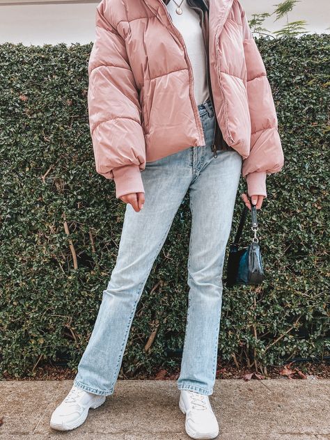 Pink Puffy Jacket Outfit, Pink Parka Outfit, Wintwe Outfits, Puffy Coat Outfit, Pink Coat Outfit Winter, Light Pink Puffer Jacket, Puffer Jacket Outfit Aesthetic, Pink Puffer Jacket Outfit, Puffy Jacket Outfit