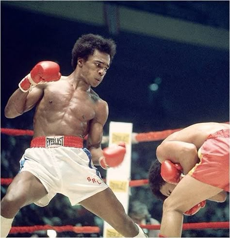 Sugar Ray Leonard Sugar Ray Leonard, Ray Leonard, Boxing Images, Boxing History, 30 December, Action Pose Reference, Male Pose Reference, Boxing Champions, Anatomy Poses