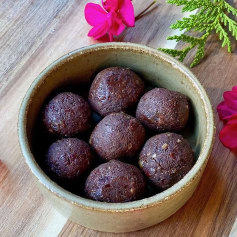 These black bean protein balls are a nutritious and satisfying snack packed full of protein. They only take 10 minutes to make and have a delicious texture similar to black bean brownies, except you don't have to bake them.  The black bean energy balls satisfy a chocolate craving and are the perfect snack to boost your energy levels pre or post a workout or during physical activity such as hiking. Black Bean Protein, Bean Balls, Healthy Granola Bars, Bean Brownies, Quick Energy, Granola Healthy, Protein Balls, Cooking Black Beans, Protein Ball