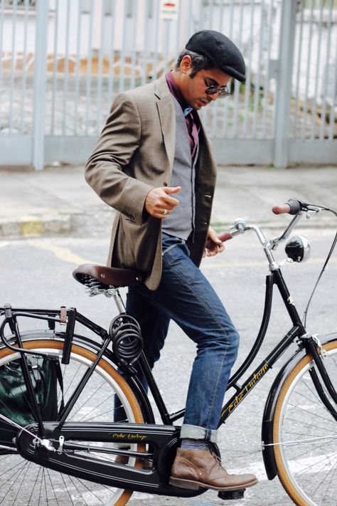 Gentleman. Bicycle Cycle Chic Tweed Run, Cycle Chic, Men's Style, Gentleman, Trench Coat, Cycling, Bicycle, Bike, Running