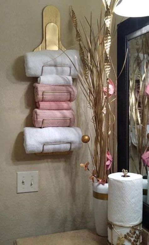 DIY garden and home decoration, exterior and interior design ideas Pink And Brown Bathroom Decor, Pink And Gold Bathroom Ideas, Oasis Bedroom, Outhouse Bathroom, Purple Bathroom Decor, Towel Folding, Towel Display, Brown Living Room Decor, Brown Bathroom Decor