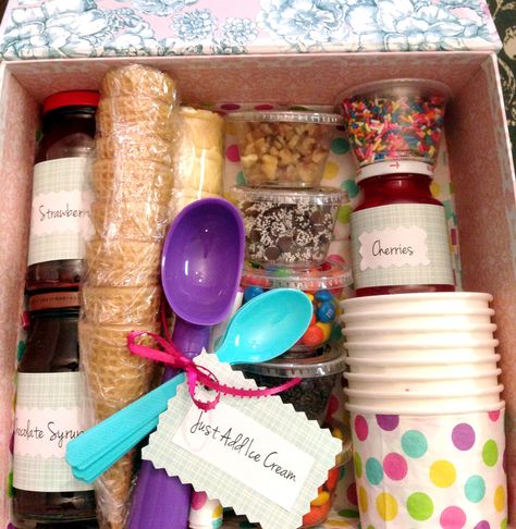 Make an ice cream sundae gift box with these free printables! Simple, easy and it's a DIY gift that everyone loves. #diy #gift Ice Cream Sundae Gift Basket, Sundae Gift Basket, Ice Cream Basket, Ice Cream Gift Basket, Ice Cream Sunday, Ice Cream Gift, Basket Gifts, Ice Cream Sundaes, Summer Coolers