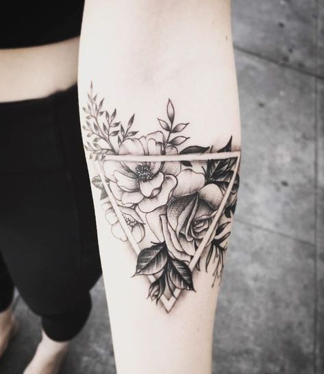 Flowers have always been key emblems of natural beauty and vitality, as they are delicate and bright. They are, without a question, some of the most well-known tattoo designs in history. Flower Geometric Tattoo, Geometric Flower Tattoo, Flower Geometric, Shape Tattoo, Triangle Tattoos, Geometric Tattoo Design, Tattoos Geometric, Flower Tattoo Sleeve, Geometric Flower