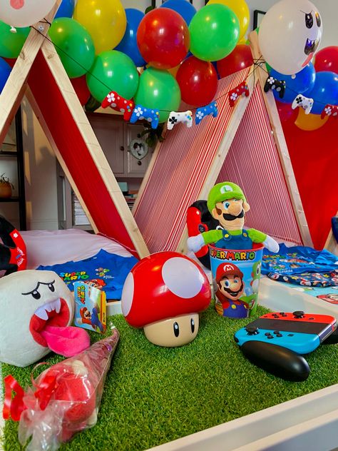 Slumber Party Fort, Teepee Themes, Super Mario Party Decorations, Boo Balloons, Super Mario Party Ideas, Mario Party Ideas, Ball Pit Party, Sleepover Themes, Mario Party Decorations