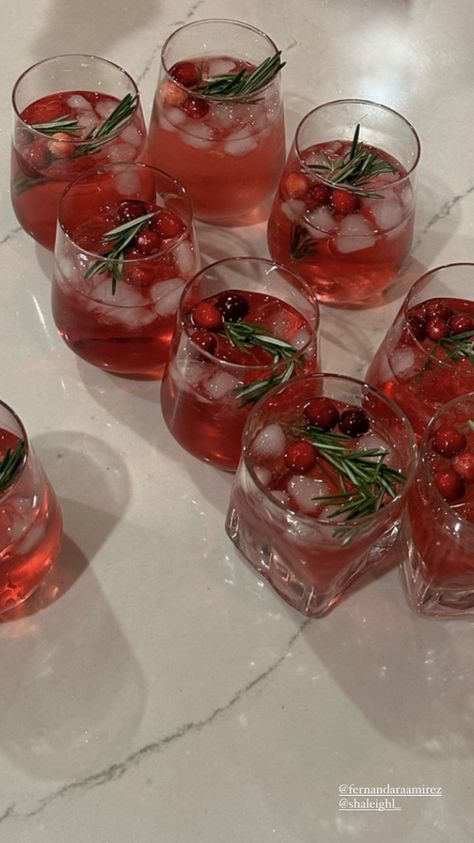 Inexpensive Christmas Party Ideas, Christmas Party Pics, Christmas Party Asthetics, Christmas Sweet 16 Party Ideas, Christmas Drink Station, Christmas Night Out, Christmas Party College, Sorority Christmas Party, Christmas Aesthetic Black People