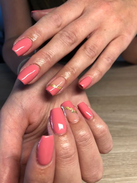 pink nails, gold flakes Gold Flake Nails Pink, Flakes Nails Design, Dark Pink And Gold Nails, Gold Flakes Nails, Nails Gold Flakes, Pink And Gold Nails, Hot Pink And Gold, Pink Fanta, Nail Board