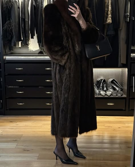 Mink Coats Outfit, Brown Fur Coat Outfit, Brown Fur Coat, Fur Outfit, Fur Coat Outfit, Long Fur Coat, Mob Wife, Coat Outfit, Coat Outfits