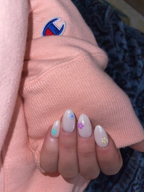 Chrome nails, almond nails, pearl nails, spring nails Cute Dip Nails, Chrome Flower Nails, Chrome White Nails, Pearl Chrome, Chrome White, Dip Nails, Dipped Nails, Flower Nails, Funny Pins