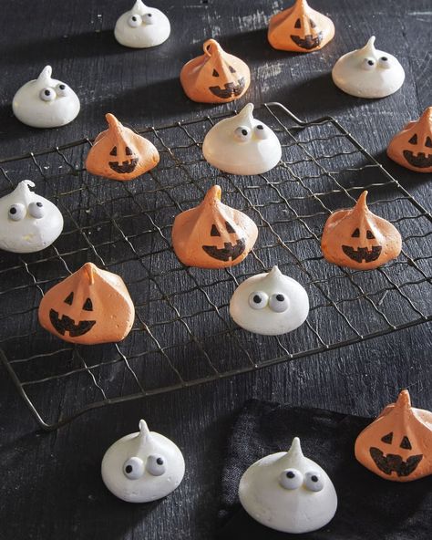 Meringue Ghost and Pumpkins Boo Treats, Ghost Meringues, Homemade Halloween Treats, Fun Halloween Snacks, Halloween Snacks For Kids, Spooky Halloween Treats, Kid Recipes, Halloween Treats For Kids, Holiday Goodies