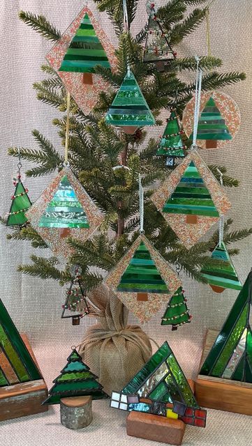 Christmas Tree Mosaic, Christmas Stained Glass Ideas, Mosaic Christmas Ornaments, Mosaic Trees, Mosaic Christmas Tree, Christmas Mosaics, Tree Mosaic, Mosaic Candle, Wire Ornaments