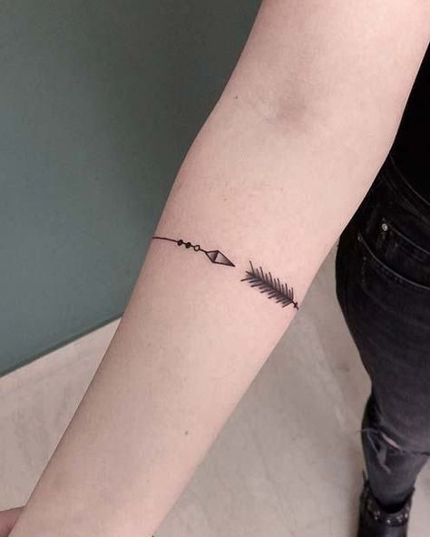 Delightful Wrist Band Tattoo Designs for Girls Tatoo Ring, Arrow Tattoo Ideas, Simple Arrow Tattoo, Model Tattoos, Wrist Band Tattoo, Tattoo Arrow, Tattoo Band, Arrow Tattoo Design, Forearm Band Tattoos