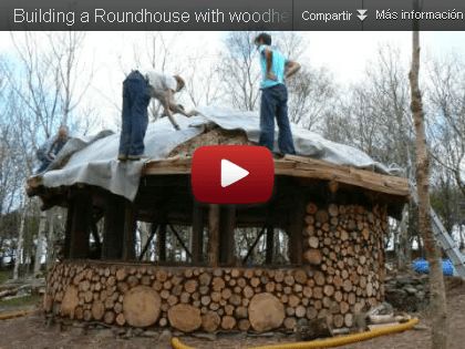 Construcción de casa de madera de leña y techo verde - Casas Ecológicas Homestead Survival, Round House, Green Roof, Outdoor Furniture Sets, Roof, House Plans, Outdoor Furniture, House Design, Canning