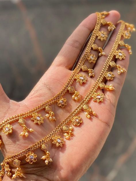 Tamil Gold Jewelry, Desi Jewelry Gold, Gold Payal Design Indian Anklets, Indian Jwellary Aesthetic, Desi Gold Jewellery, Desi Anklets, Pakistani Anklets, Payal Aesthetic, Pakistani Jewelry Simple