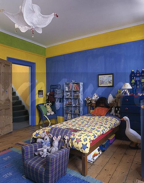 90s kids bedroom with blue and yellow walls Paris Cafe Interior, 90s Bedroom Aesthetic, Bedroom 90s, 80s Room Aesthetic, 90s Room, 90s Interior, 90s Bedroom, Pokemon Room, Disney Bedrooms