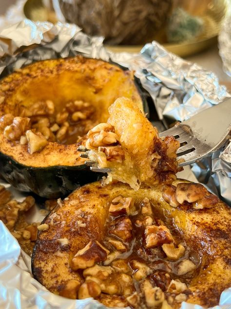 BROWN SUGAR & WALNUT BAKED ACORN SQUASH Acorn Squash Baked, Blender Soups, Acorn Squash Recipes, Walnut Recipes, Acorn Squash, Squash Recipes, Veggie Sides, Yummy Sides, Vegetarian Dishes