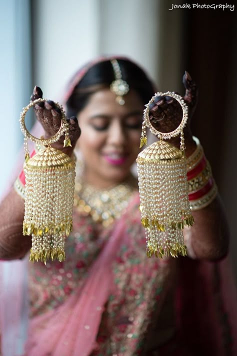 Kolkata Wedding, Bridal Jewellery Inspiration, Urban Wedding Venue, Bridal Chura, Bridal Jewels, Bridal Accessories Jewelry, Wedding Venue Inspiration, Indian Bridal Dress, Bridal Jewelry Collection