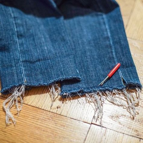 DIY-Raw-Edge-Fringe-Jeans-Style-Tomes Raw Edge Jeans, Diy Fringe, Sewing Jeans, Fringe Jeans, Repair Clothes, Denim Capris, Altering Clothes, Seam Ripper, Jeans Diy