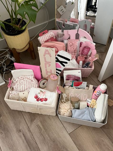 What To Get Bsf For Birthday, Sorority Big Little Reveal Baskets, Big Sorority Gifts, Pink Theme Basket, Big Little Gift Basket Ideas, Pink Theme Gift Basket, Big Sister Basket Ideas, Big Lil Baskets Ideas, Pink Big Little Basket