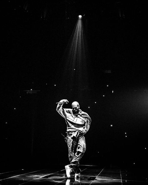 Party Tour | Chicago, IL - April 28, 2017 Chris Brown Cover Photo, Chris Brown 2023, Chris Brown Live Wallpapers, Travis Scott Aesthetic Black And White, Chris Brown Black And White Aesthetic, Justin Bieber Black And White Aesthetic, Chris Brown Tour, 90s 2000s Aesthetic, Transition Video