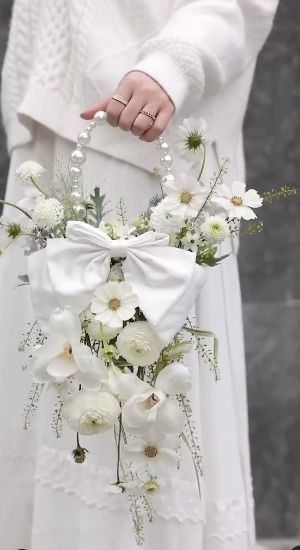 Diy Wedding Flowers Bouquet, Simple Wedding Bouquets, Diy Bridal Bouquet, Dream Wedding Decorations, Flower Bouquet Diy, Bridal Bouquet Flowers, Creative Flower Arrangements, Flower Arrangements Simple, Hand Bouquet