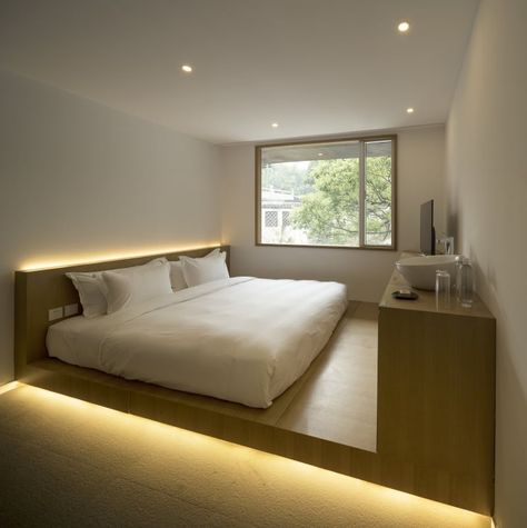 kooo architects · Aventree Hotel Platform Bed In Small Room, Japan Bedroom Aesthetic, Japan Bedroom, Small Hotel Room, Platform Bedroom, Beds For Small Rooms, Small Room Design Bedroom, Minimalist Bed, Simple Bedroom Design