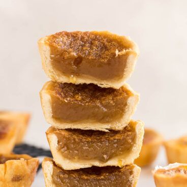 Butter Tarts Recipe Easy, Best Butter Tart Recipe, Butter Tarts Recipe, Butter Tart Squares, Canadian Butter Tarts, Pastry Christmas, Canadian Dessert, Canadian Recipes, Homemade Pastry