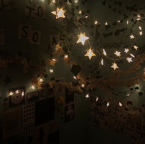 Astrology Room Decor Theme Bedrooms, Nighttime Room Aesthetic, Star Room Decor Bedroom Ideas, Star Lights Aesthetic, Cool Things To Hang On The Wall, Bedroom Ideas Stars, Sky Room Aesthetic, Glow In The Dark Stars Aesthetic, Starry Room Aesthetic