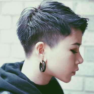 Lesbian Hair, Lesbian Haircut, Androgynous Haircut, Tomboy Hairstyles, Androgynous Hair, Very Short Haircuts, Curly Pixie, Short Hair Undercut, Super Short Hair