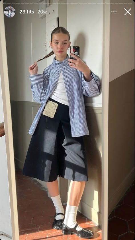 Some of the 2000s most controversial fashion trends have made their comeback in 2024. And gauchos is the next one, possibly thanks to jorts and bermuda shorts and the comeback of capris as well. Whether you love or hate them, they’re here to stay for now. Here’s some outfit inspiration for how to style gauchos in 2024 #y2k #2000s #newyorkstreetstyle #streetstyleoutfits #newyorkfashion #streetstylefashion Controversial Fashion, 일본 패션, The Comeback, Yay Or Nay, Times Magazine, 13k Followers, Moda Chic, Trendy Chic, July 16