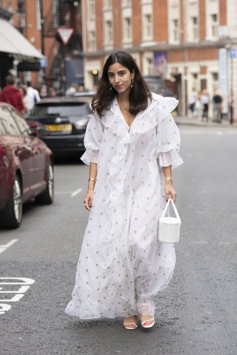 Maxi Dress Street Style, Maxi Dress Styling, Bettina Looney, White Maxi Dress Outfit, Dress Street Style, Dress Sleepwear, New Street Style, Street Dress, Effortless Outfit