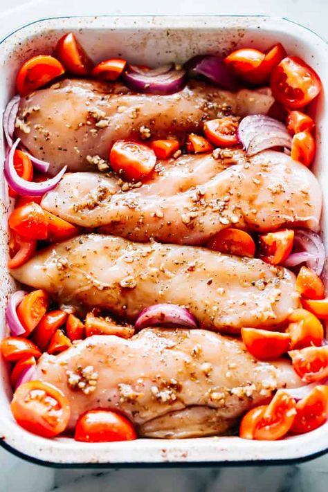 Chicken With Cherry Tomatoes Recipe, Tomato Onion Recipe, Sauce With Cherry Tomatoes, Baking Chicken, Balsamic Chicken Recipes, Balsamic Sauce, Baked Chicken Breasts, Minute Chicken, Juicy Baked Chicken