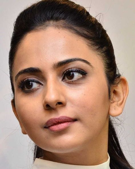 Smiling Photos, Face Closeup, Indian Eyes, Girl Actors, Oily Face, Rakul Preet Singh, Actress Hairstyles, Indian Natural Beauty, Rakul Preet