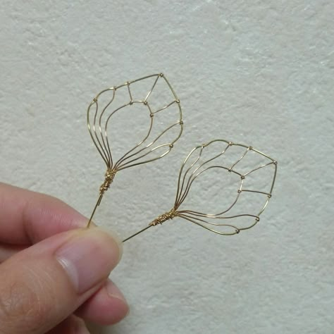 Wire And Resin Jewelry, Resin Wire Jewelry, Wire Resin Jewelry, Resin Wire Flowers, Wire And Resin, Nail Polish Crafts Diy, Polish Flowers, Nail Polish Flowers, Nail Polish Jewelry