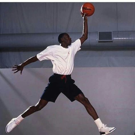 The GOAT does the Jumpman pose. Kobe Vs Jordan, Michael Jordan Photos, Jeffrey Jordan, Michael Jordan Pictures, Nike Skateboarding, Basketball Nike, Michael Jordan Basketball, Chicago Sports, Jordan Basketball