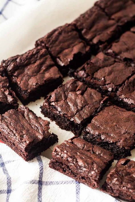 How to Make Brownies with Cocoa Powder | Chocolate with Grace Brown Butter Brownies, Brownies Decorados, Brownie Vegan, Sugar Spun Run, Dessert Mousse, Brownies From Scratch, Resep Brownies, Low Carb Brownies, Butter Brownies