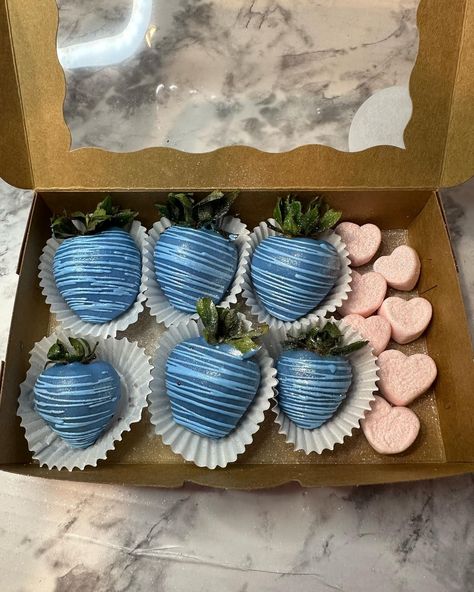 Sweeten up your feed with our luscious chocolate-dipped berries! Mini sets are always welcome for custom ordering & are available for flash sales 😉 . Treat yourself to a taste of luxury today. 🍫🍓 #chocolatecoveredberries #sweettreats #dippedstrawberries #miniset #color #vibes #smallbusiness #ceo Dipped Berries, Strawberry Dip, Chocolate Dipped, Chocolate Covered, Treat Yourself, Custom Orders, Sweet Treats, Hello Kitty, Flash