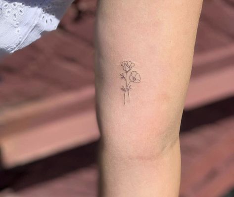 Poppy fineline tattoo Dainty Flower Tattoos, Tiny Flower Tattoos, Poppy Flower Tattoo, Carnation Tattoo, Poppy Tattoo, Fineline Tattoo, Poppies Tattoo, Tattoo Inspiration Men, Fine Line Tattoo