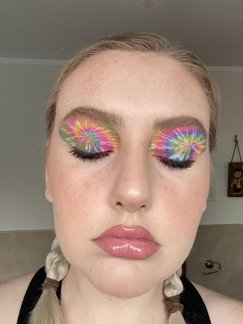 Tie Dye Eyeshadow Looks, Tie Dye Makeup Eye, Tie Dye Makeup Looks, Tie Dye Eyeshadow, Tie Dye Day Spirit Week, Tye Dye Makeup, Trans Pride Makeup, Tie Dye Makeup, Artsy Makeup