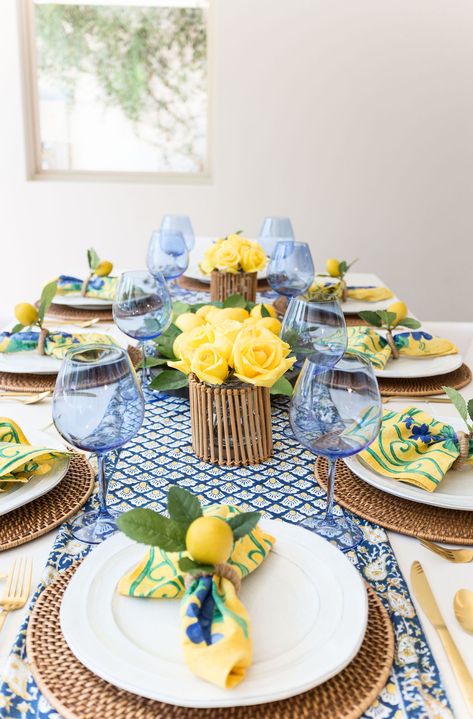 Table Scaping, Summer Table Settings, Eating Table, Tafel Decor, Diy Arrangements, Summer Table, French Country Decor, Lemon Decor, Beautiful Table Settings