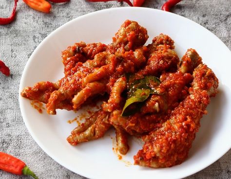 Meskipun murah dan kecil, ceker ayam bisa jadi sajian enak. Lapisan kulitnya jadi renyah enak. Apalagi dibalut bumbu cabe yang pedas nampol. Ayam Balado, Ayam Kecap, Ayam Bakar, Cooking Tutorials, Food Channel, Tandoori Chicken, Chicken Wings, Yummy Food, Meat