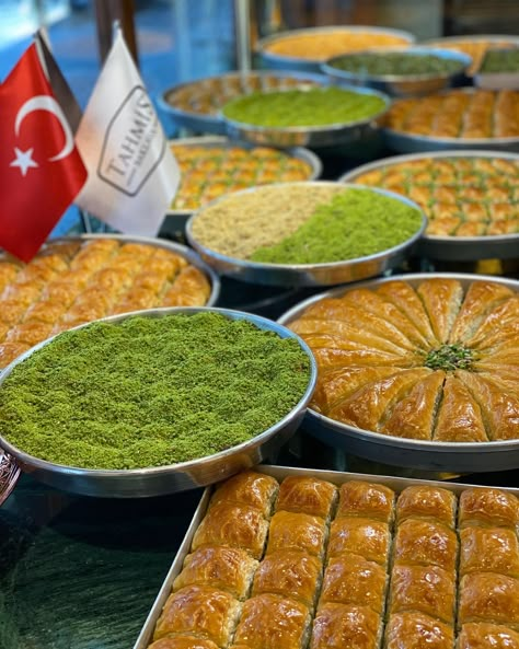 Istanbul Baklava, Baklava Recipe, Delicious Deserts, Blue Mosque, East Meets West, Buffet Food, Middle Eastern Recipes, Turkish Recipes, Best Sites