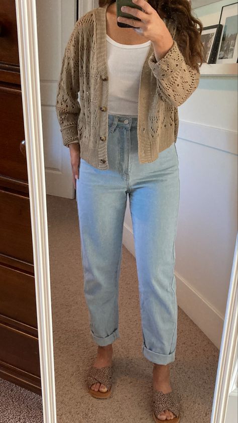 Jeans Outfit Sandals, Light Denim Mom Jeans Outfit, Light Blue High Waisted Jeans Outfit, Jeans Outfit For Moms, Beige Mom Outfit, Light Mom Jeans, White Mom Outfits, Light Cardigan Summer, Basic Mom Aesthetic